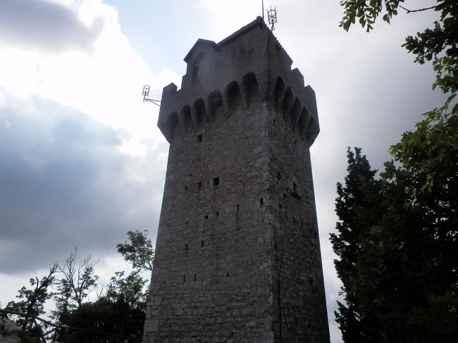 3番目の要塞、ロッカ・モンターレ。他の2つ目の要塞に比べると地味ですね。