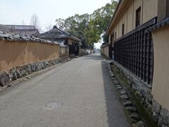酢屋の坂を登りきり右折すると、北台武家屋敷が並んでいます。