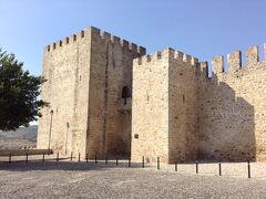 エルヴァシュの要塞の外れに城があります。