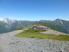 北側には蝶ヶ岳ヒュッテ