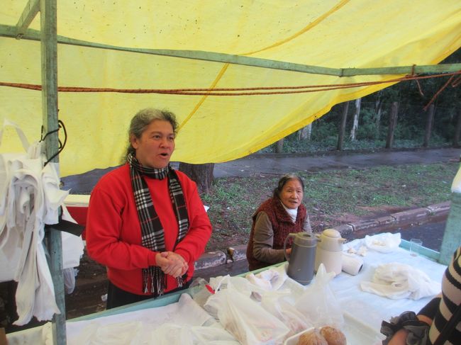 右端のお婆ちゃんが作っている<br /><br />娘さんは良く喋る人で面白い