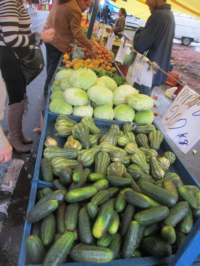 キャベツ大玉１つ３へアイス＝１２０円<br /><br />日本だったら１０００円ぐらいかな？