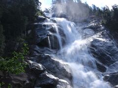 ２、Shannon Falls Provincial Park（シャノンフォールズ州立公園）
http://4travel.jp/travelogue/11014685

ブリタニア鉱山博物館からすぐの場所にあるシャノンフォールズ州立公園に立ち寄りました。

この滝は州道99号線から全貌が見えているので、これまで、特に近くまで行ってみようとは思わなかったのですが、ま、今回はたっぷりと時間を持て余しているので、今までしようと思わなかった事をしてみました。

