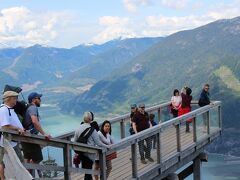 ７、Sea to Sky Gondola　後編
http://4travel.jp/travelogue/11025106

Sea to Sky Gondolaでハウ・サウンド・フィヨルドを見渡せる海抜885mの所まで登り、パノラマ・トレイルをハイキングしてビューポイントから、Stawamus Chief（スタワマスチーフ）に登っている人たちを見ました。
Stawamus Chief（スタワマスチーフ）は世界で2番目に大きな一枚岩だとかで、ロッククライマー達が多い場所なのですが、そこよりも高い位置から、その姿を見ることができました。
下には、ハウ・サウンド・フィヨルドが綺麗に見えるポイントです。
