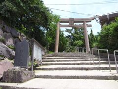 桜島港から歩いてすぐのところにある月読神社