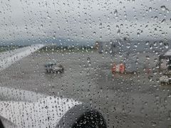 雨の大阪から旅立ちます。

JL2001便　機材はB767
２−３−２配列です。

女子中学生の修学旅行生と一緒の便で
きゃぴきゃぴしてました。