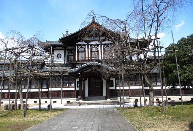 　何かおしゃれな建物が見えます。