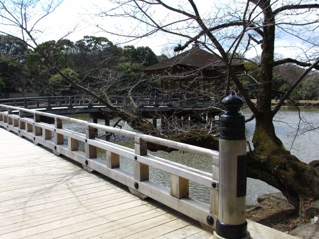 　橋を渡って浮見堂に行って見ましょう。