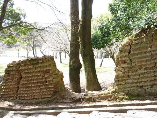 　さて今度は公園の中を歩きましょう。<br /><br />古びた塀。<br />昔ここに何か建物があったのでしょうね。<br />何があったのかちょっと気になります。