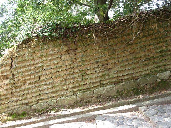　だいぶん塀が残っています。