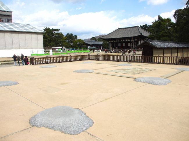 　柱の様子<br /><br />結構大きいです。<br />東大寺の南大門ぐらいの大きさかしら？？？