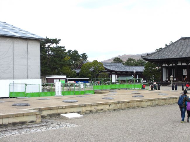 　再建工事中の中金堂の前にも建物の基礎の跡があります。