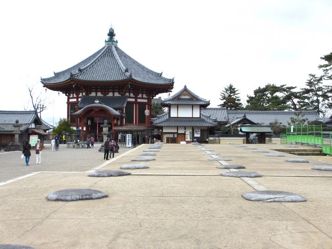 　柱の跡から見る南円堂