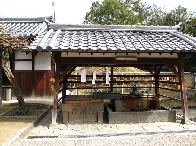 　藤棚隣の手洗舎