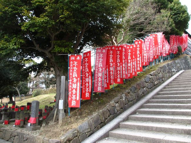 　階段を降りて猿沢池に向かいました。<br /><br />階段には赤い登りがたくさんあります。