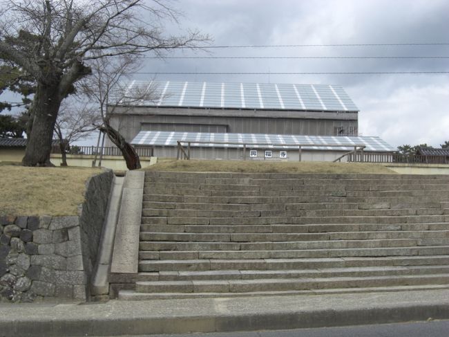 　猿沢池近くの道歩くと南大門跡に続く階段の下に出ました。<br />さすがに階段を上る元気はありませんでした。