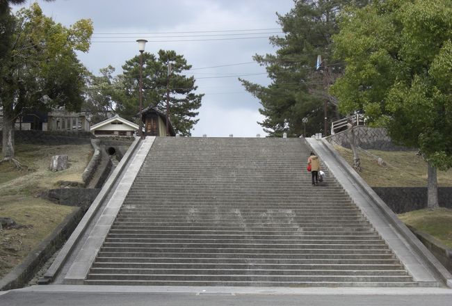 　五十一階段<br /><br />登っている人がいます。