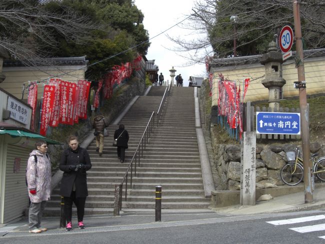 　猿沢池一周周り南円堂下の階段まで戻りました。<br />わああ・・この階段も結構長いですね。