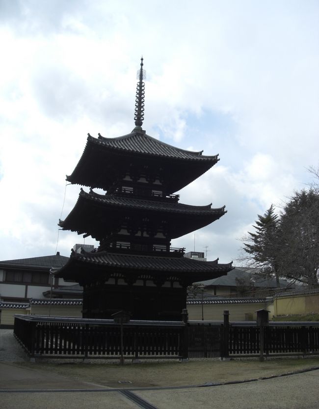 　私は南円堂に行く階段を上がらずに左手に歩くと国宝の三重塔の前に出ました。<br />