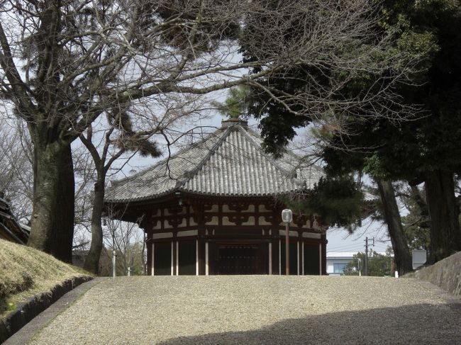 緩やかな道を上がると・・・<br /><br />あちらは北円堂。