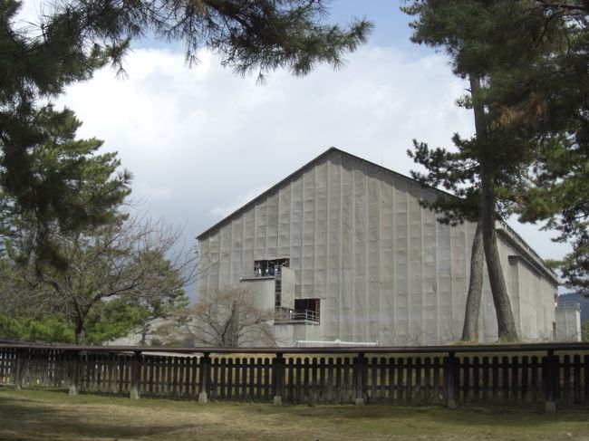 　右手に見えるのは週空く工事中の中金堂