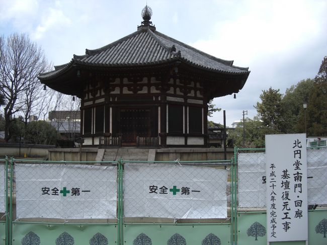 　北円堂の南門、回廊の修復工事中のようです。