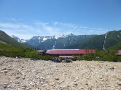 常念小屋（2466m）と背後の槍・穂高連峰。
当初の計画ではここで宿泊予定でしたが、思ったよりかなり早く着いたので、疲れ切ってはいましたが、更に先に進むことにしました。