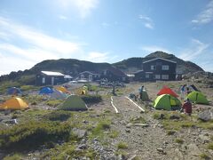 本日の宿・大天荘（2870m）に到着。
当初はここまで来られるとは思っておらず何も調べていなかったので、常念小屋前でウェブサイトを見てウェブ予約しておきました。