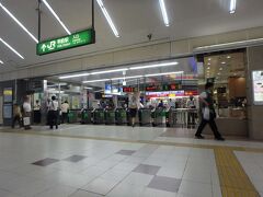 19:14 

甲府駅に到着しました。

駅改札はごくごく普通のＪＲ東日本な感じですね。