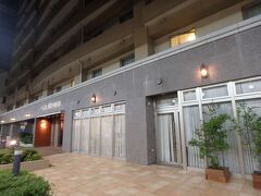 さて、そんな歓楽街アーケードの中に、なぜか突如現れるこちらの建物が、今夜のホテル、ドーミーイン甲府です。

駅からそこそこ歩くことは知っていたのですが、まさかこんな場所にあるとは思わなかった・・(^_^;

一見して、まるでマンションみたいな外観ですが。。