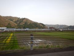 武生ＩＣから高速に乗りました。
北陸本線・湯尾駅付近で北陸道と北陸本線が近づきます。
ちょうど北陸本線を走る特急サンダーバードも撮れました！

Photo by wife