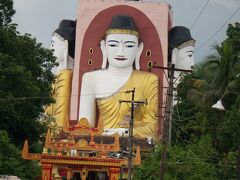 最後はチャイプーン・パヤー。 

４方向に座仏があります。 