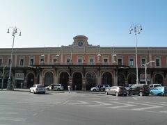 2013/05/04　バーリ駅

駅前の雰囲気は、大都会といった様子ではありませんでした・・・
都会的な田舎・・・といった感じでしょうか！！
