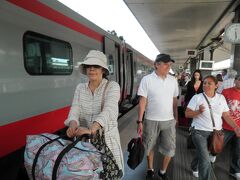 2013/05/04　ローマ駅

ローマ駅に着きました！！
どこも遅れるところはないのに、１０分遅れで到着です・・
遅れる理由が分かりません！！
