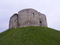 クリフォーズ・タワー 

13世紀に建てられたヨーク城の一部です。