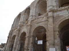 翌日。約30分くらいだったかな、アルルに移動。
まずは円形ローマ劇場。1世紀に建てられたものらしく、なかなか良い保存状態。時々イベントが行われているそうですが、この時は中に入れず。