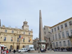 アルル市庁舎のあるレプブリク広場。中央のオベリスクは元々ローマ皇帝コンスタンティヌスの命で立てられたようです。