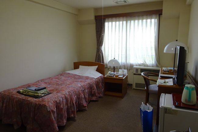 シングルルームはこんな感じでございます。<br /><br />窓が大きめで開くのがうれしい。<br /><br />友人は電灯のひもがあるのがヘン！と言っていました、確かに！