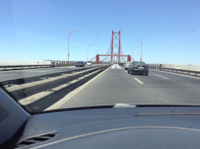 4月25日橋を通過するとポルトの街に着きます。<br /><br />長さ190m、２本の赤い橋脚が目印。<br />自分の運転でこの橋を渡るなんて・・・ちょっとワクワク<br />でも、じゅくり景色を見られないのは残念。