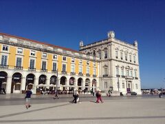 コメルシオ広場から市庁舎