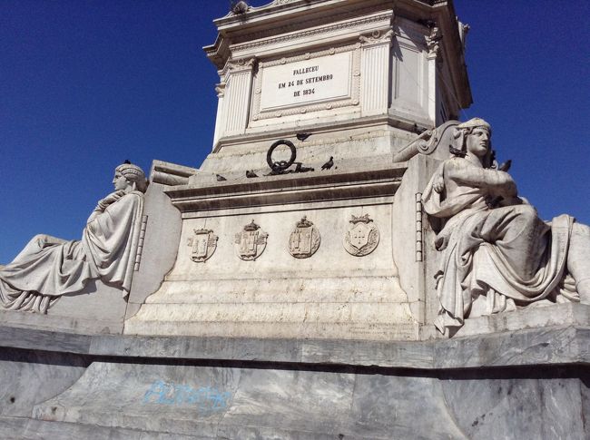 ココでも24時間有効のツアーバスチケットを買ってありましたが<br />付近を散策しようと思い、この日は未使用。<br /><br />チケット購入はコチラのサイト<br /><br />http://www.yellowbustours.com/en/cities/lisbon/tours/