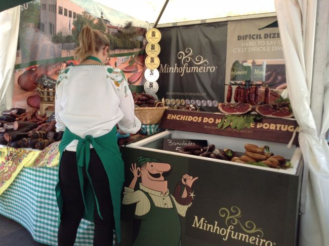 広場でマーケットが開かれていました。