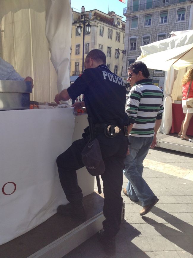 おまわりさんも一休み、何か食べていました。<br /><br />海外の警察官って、割と自由ですよね〜<br />日本じゃ考えられない。