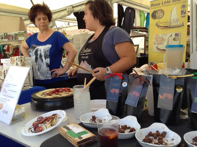 ココで、クレープを買いました。<br /><br />一回目、クレープがキレイに巻けずグチャっとなって失敗。<br />この写真は２回目、上手くいきました。<br /><br />「ココまでは上手くいくんだけどね〜今度こそ上手くやるわよ！」<br /><br />「あんた、店を出すなら家で練習して来なよ」と言ったなかな？<br />想像です。