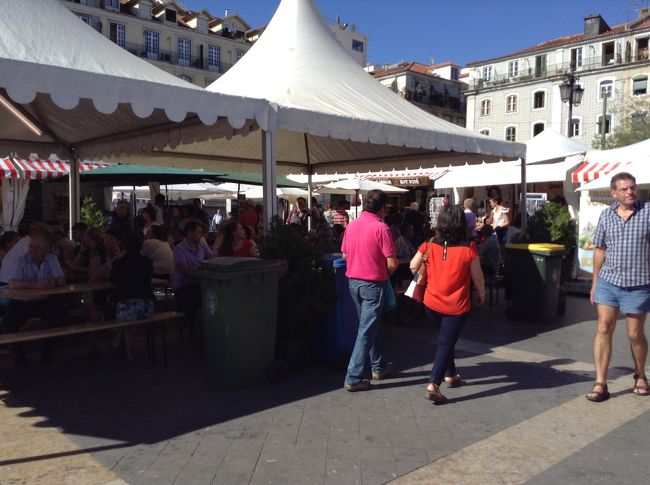 フードコートの中は食べたり飲んだり、人でいっぱいです。