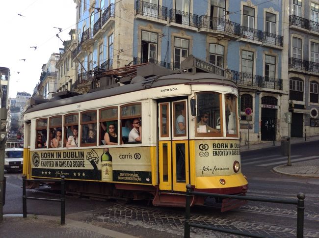 色んなタイプの路面電車を見かけました