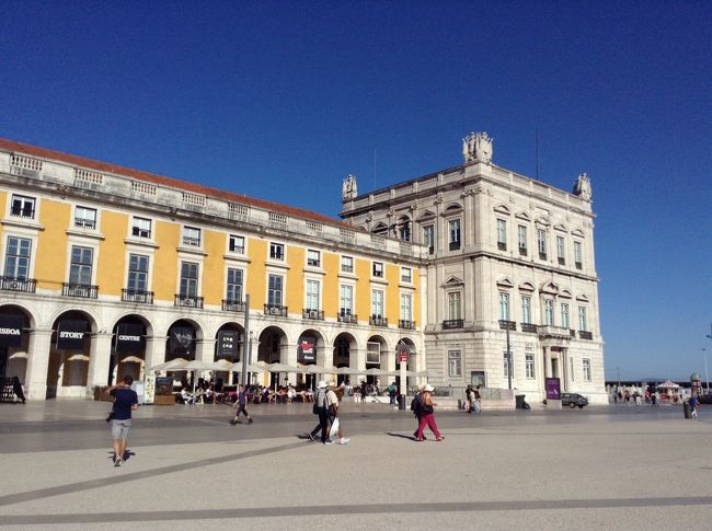 コメルシオ広場から市庁舎