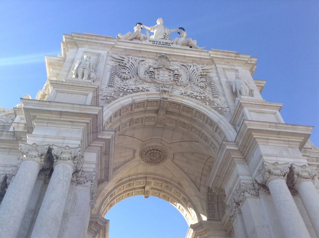 勝利のアーチ、近くで見ると巨大です