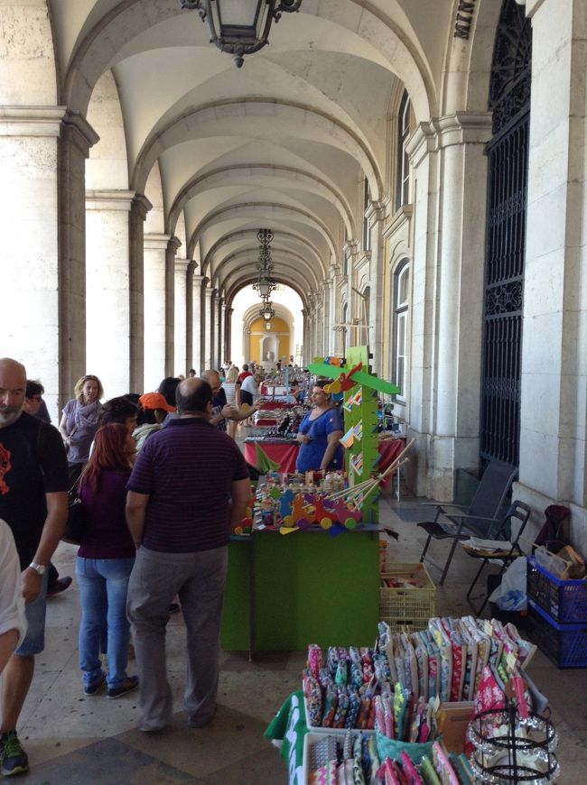 アーチの下から、こんな露天市があります