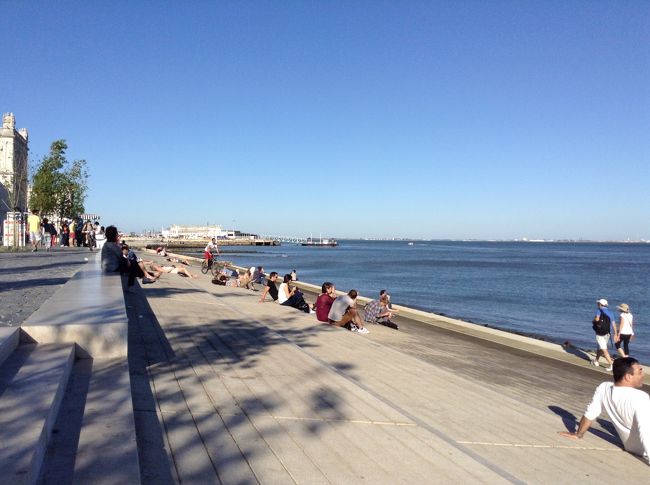 広場からずっとテージョ川沿いを歩きました。<br /><br />のんびり対岸や川の流れを見ながら寛げる場所です。